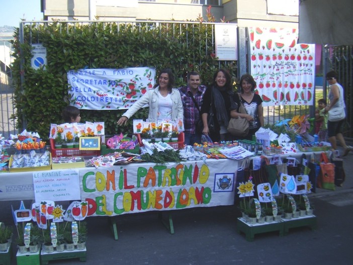 Le insegnanti dietro il banco del mercatino