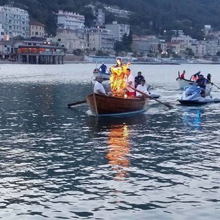 Laigueglia saluta festosamente l'arrivo dal mare di S. Maria Maddalena (FOTO e VIDEO)
