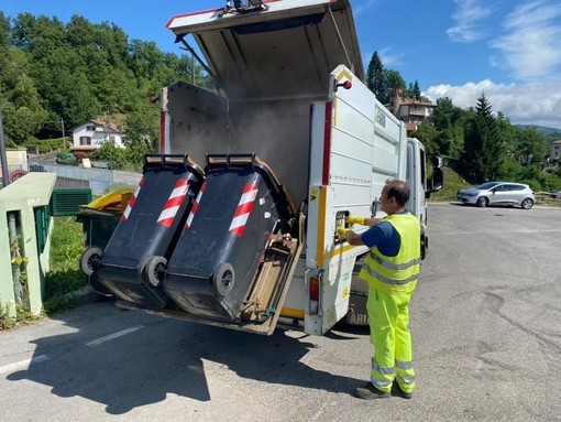 Roccavignale, pulizia e disinfestazione per i cassonetti dell’umido (FOTO) Roccavignale, pulizia e disinfestazione per i cassonetti dell’umido (FOTO)