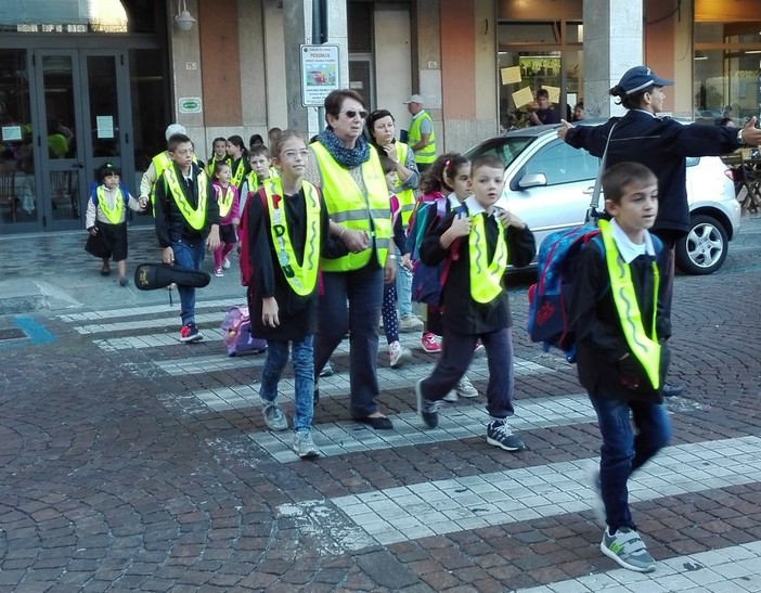 A Loano arriva il Bibliopedibus: a scuola a piedi leggendo una storia A Loano arriva il Bibliopedibus: a scuola a piedi leggendo una storia