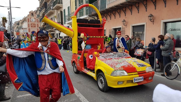 A Loano la "Sfilata storica" con decine di maschere di carnevale provenienti da tutta Italia