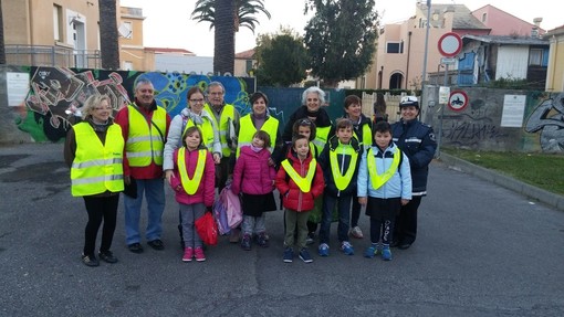 A piedi a scuola: da ieri il pedibus anche per gli alunni della scuola "Milanesi" di Loano A piedi a scuola: da ieri il pedibus anche per gli alunni della scuola "Milanesi" di Loano
