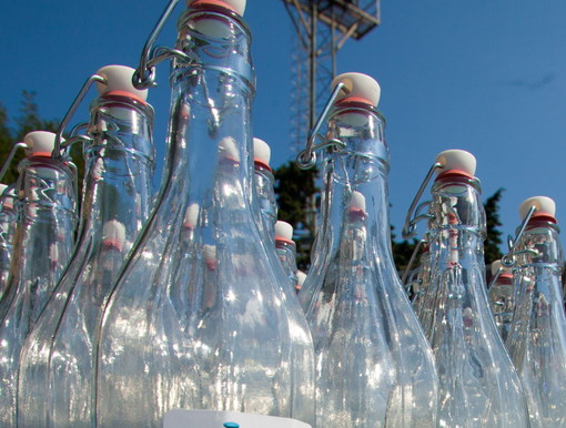 Anche a Borgio Verezzi l'acqua in vetro (gestita da una società di parcheggi) Anche a Borgio Verezzi l'acqua in vetro (gestita da una società di parcheggi)