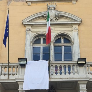 Anche ad Alassio sventola un lenzuolo bianco, simbolo della lotta contro la mafia