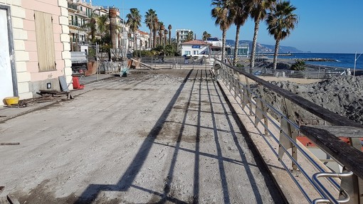 Loano, al via la sostituzione del pavimento in legno dietro la Casetta dei Lavoratori del Mare