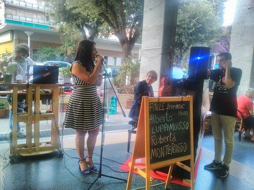 Il duo Luppi Musso/Monterosso incanta i passanti di Finale Ligure Il duo Luppi Musso/Monterosso incanta i passanti di Finale Ligure