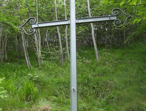 La croce posta sul luogo della tragedia avvenuta il 27 febbraio 1977