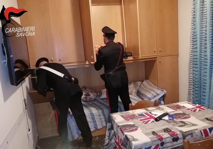 Pietra Ligure, 24enne sorpreso nella notte a rubare in un supermercato: arrestato e già rimesso in libertà