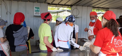 Laboratorio di cucina nella scuola di Borgio Verezzi: gli studenti alle prese con la ricetta De.Co. delle lumache alla verezzina (FOTO)