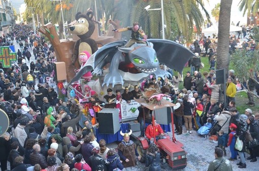 A Loano la sfilata dei carri chiude il Carnevaloa