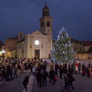Loano, domani accensione del grande albero di Natale in piazza Italia