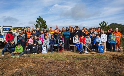 Laigueglia: un successo la tradizionale "Festa degli Alberi", piantati sedici cipressi