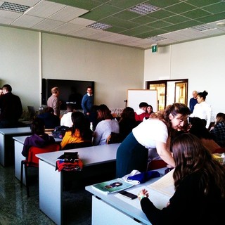 Foto di repertorio: un incontro culturale al Liceo Artistico di Albenga