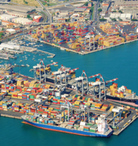 Nella foto il porto commerciale di Spezia
