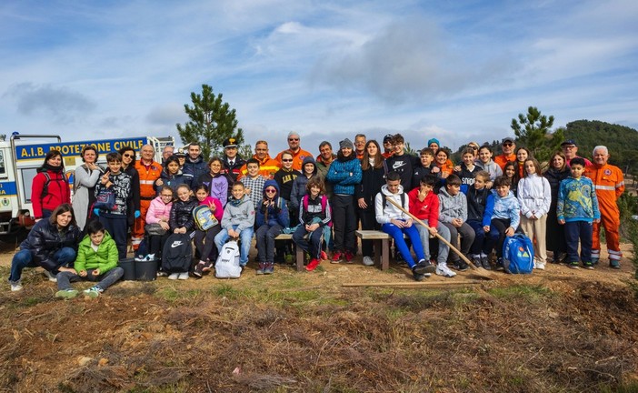Laigueglia: un successo la tradizionale "Festa degli Alberi", piantati sedici cipressi