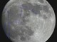 foto della Luna come apparirà la sera del 28 ottobre e una su cui è segnato il percorso che verrà seguito con il telescopio