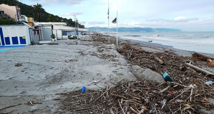 Ceriale, il sindaco Romano firma l'ordinanza per la raccolta e smaltimento del legname sulle spiagge