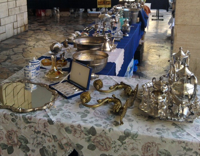 Loano: oggi Antiquariato e Collezionismo Loano: oggi Antiquariato e Collezionismo