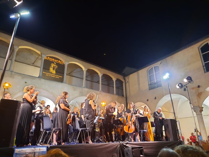 Finalborgo, "La Buona Novella" conquista i Chiostri di Santa Caterina: successo per lo spettacolo nel segno di De André Finalborgo, "La Buona Novella" conquista i Chiostri di Santa Caterina: successo per lo spettacolo nel segno di De André