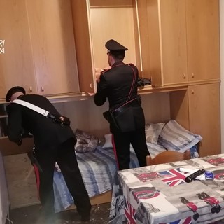 Pietra Ligure, 24enne sorpreso nella notte a rubare in un supermercato: arrestato e già rimesso in libertà