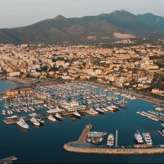 Ironia contro i "foresti"? Loano risponde con un video: "Siete i benvenuti"