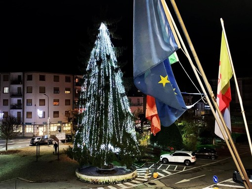 Cengio, si accende la magia del Natale: fino al 6 gennaio le vie e le piazze risplenderanno con le luminarie natalizie (FOTO)