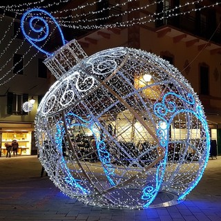 Una stella cometa tridimensionale in piazza Italia e la grande “pallina” in piazza Rocca: Loano si accende con le Mille luci delle Feste