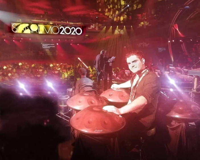 Sanremo2020, il savonese Loris Lombardo sul palco dell'Ariston con il suo handpan