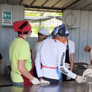Laboratorio di cucina nella scuola di Borgio Verezzi: gli studenti alle prese con la ricetta De.Co. delle lumache alla verezzina (FOTO)