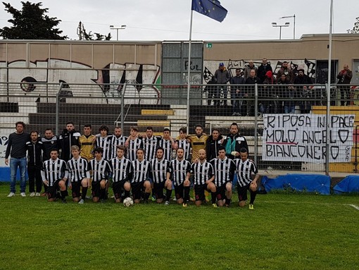 L'Albenga Calcio scende in campo con il lutto al braccio per ricordare Davide Molinari (FOTO e VIDEO)