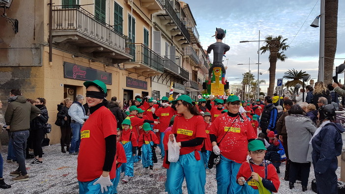 CarnevaLöa, il carro “Lasciateci lavorare, ma non troppo” di Bardino Vecchio vince il Palio dei Comuni