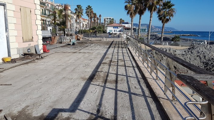 Loano, al via la sostituzione del pavimento in legno dietro la Casetta dei Lavoratori del Mare