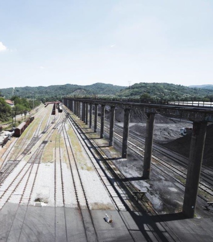 Cairo, al via la demolizione della linea sospesa dei parchi di stoccaggio carbone Cairo, al via la demolizione della linea sospesa dei parchi di stoccaggio carbone