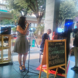 Il duo Luppi Musso/Monterosso incanta i passanti di Finale Ligure