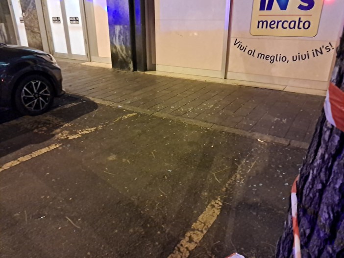 Lastra di vetro precipita da un palazzo in Corso Tardy e Benech a Savona: nessun ferito, ma tanta paura (FOTO)
