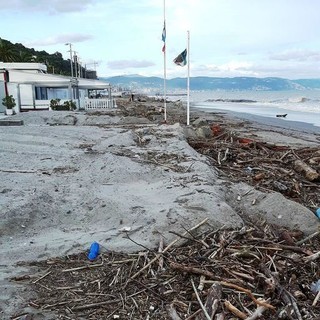 Ceriale, il sindaco Romano firma l'ordinanza per la raccolta e smaltimento del legname sulle spiagge