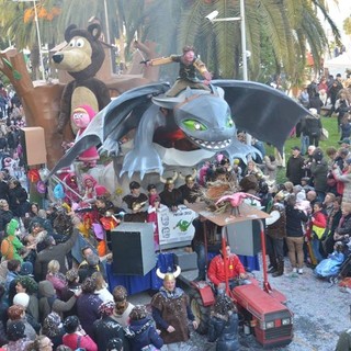 A Loano la sfilata dei carri chiude il Carnevaloa