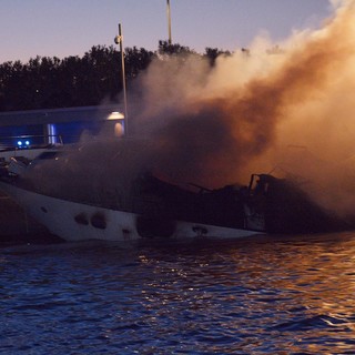 Yacht a fuoco nella Marina di Loano: fascicolo aperto a breve per incendio e omicidio colposo