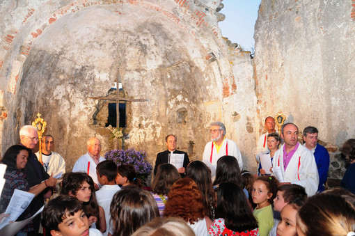 Savona, torna la preghiera nella chiesa "senza tetto" a Legino