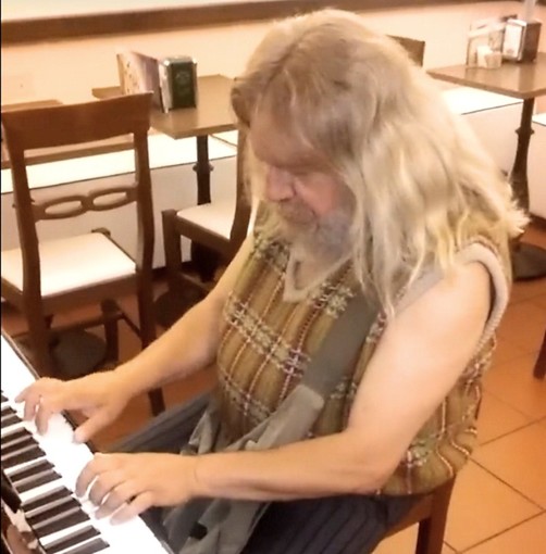 Lele al piano: il simbolo della simpatia di Pietra Ligure riesce sempre a stupire