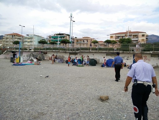 Loano, sgomberata l'area demaniale di arenile dalle tendopoli estive
