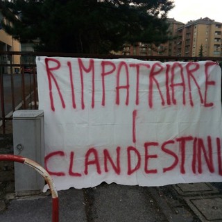 Striscione sui cancelli della scuola: "Rimpatriare i clandestini"