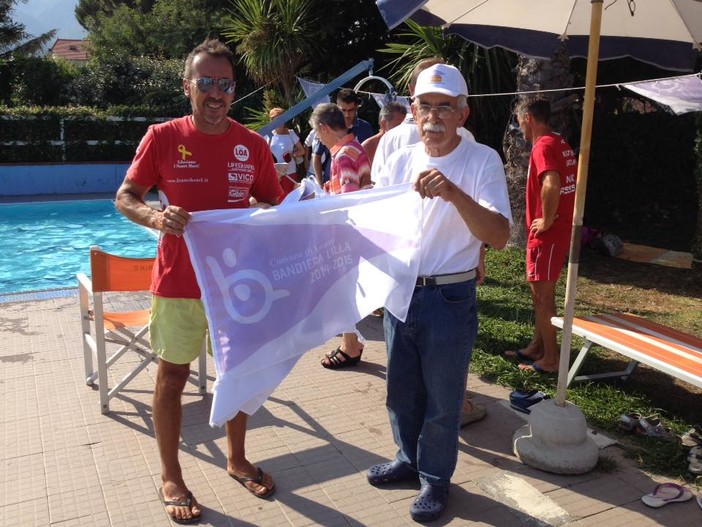 Loano accessibile a tutti: inaugurato il nuovo sollevatore per la balneazione