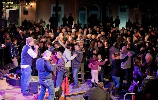 Danze popolari in piazza a Loano Danze popolari in piazza a Loano