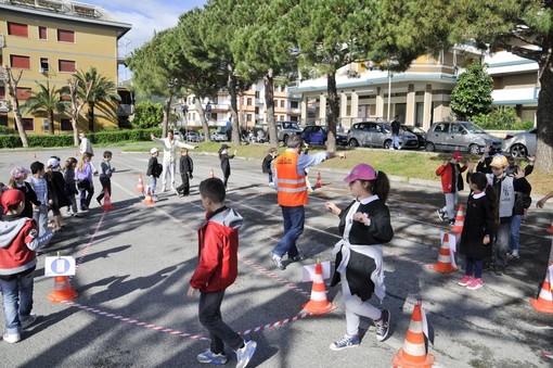 Loano, giornata di educazione stradale per i bambini della scuola primaria Loano, giornata di educazione stradale per i bambini della scuola primaria