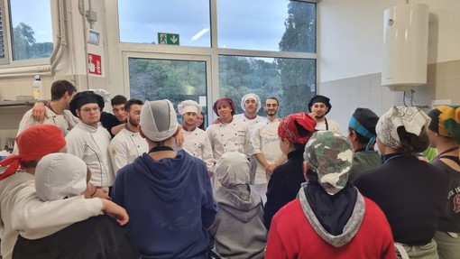 Le scuole medie di Borgio a lezione con i ragazzi della 5^C dell'Istituto Alberghiero "Migliorini"di Finale (FOTO) Le scuole medie di Borgio a lezione con i ragazzi della 5^C dell'Istituto Alberghiero "Migliorini"di Finale (FOTO)