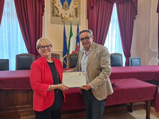 Il Comune di Alassio premia una delle sue turiste più affezionate: nuovo conferimento a Graziella Cravero