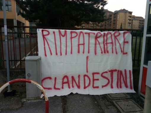 Striscione sui cancelli della scuola: "Rimpatriare i clandestini"