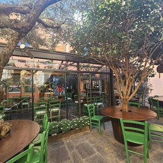 Albenga, il dehors della "Cantina di Re Carciofo" deve essere rimosso: è scaduta la concessione