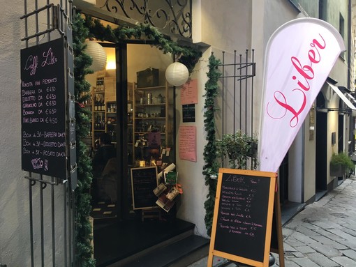 Savona, al caffè letterario "Liber" la degustazione "Champagne vs Franciacorta"